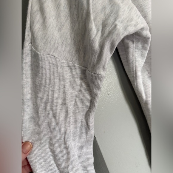 Alo Yoga Sweater - Picture 3 of 8